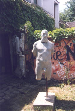 Photo de Lauranne. Le Peintre Nato à son atelier.